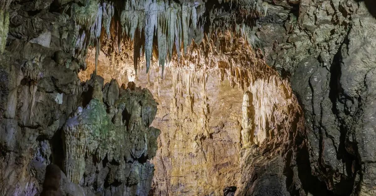 Explorer le monde souterrain : conseils et techniques de spéléologie